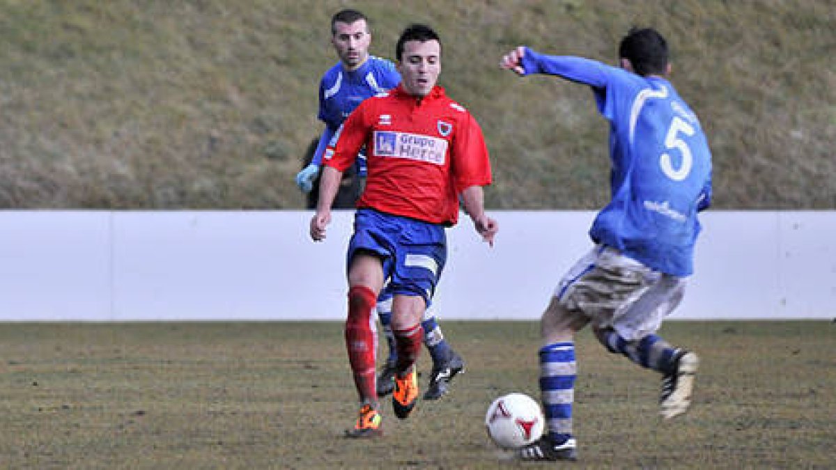 Un jugador del Numancia B durante el encuentro de ayer. / DIEGO MAYOR-