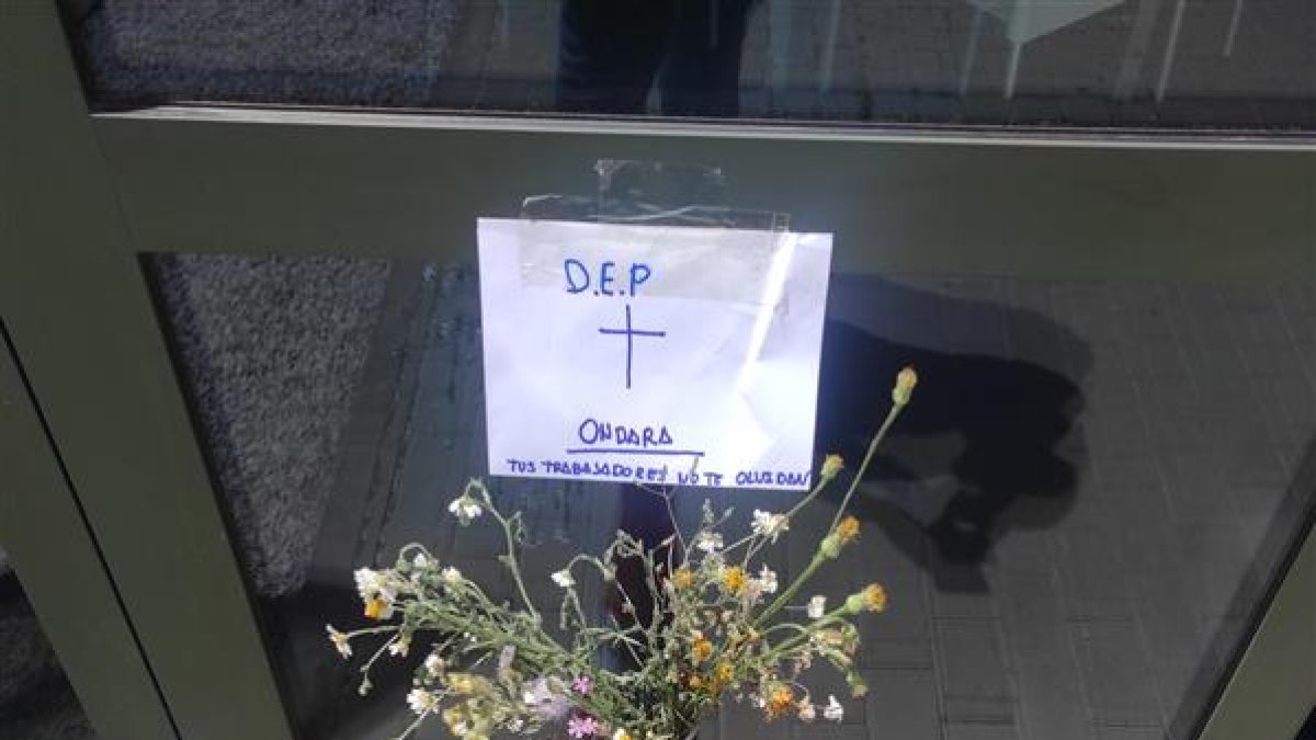 Cartel dejado por los trabajadores a las puertas de Ondara en la tarde de ayer. HDS