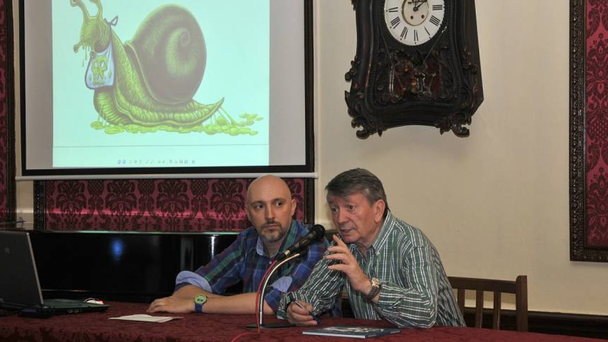 César Ordóñez y Carmelo Romero, ayer en el Casino en la presentación del libro.-V. G.