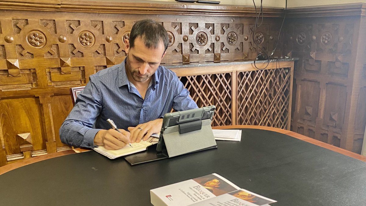 Enrique Rubio, diputado de Cultura con una de las publicaciones. HDS