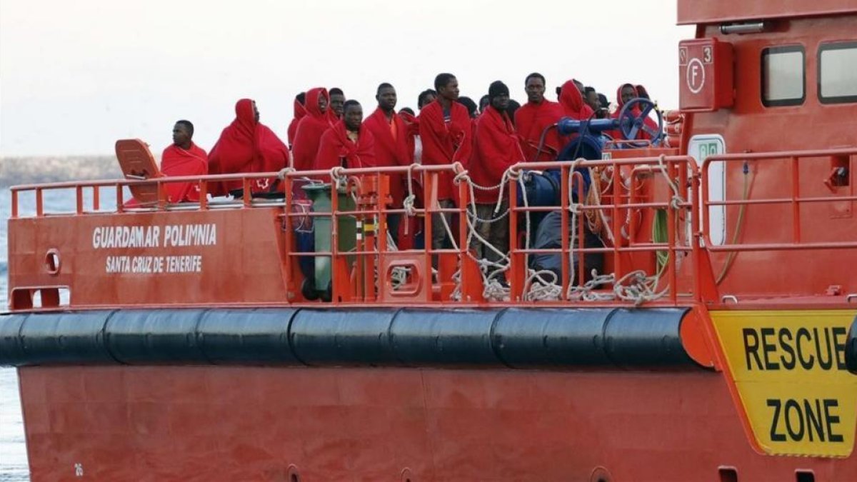 ARCHIVO / Un grupo de 33 inmigrantes de origen subsaharianos rescatados hace un mes en el puerto de Almería.-RICARDO GARCÍA