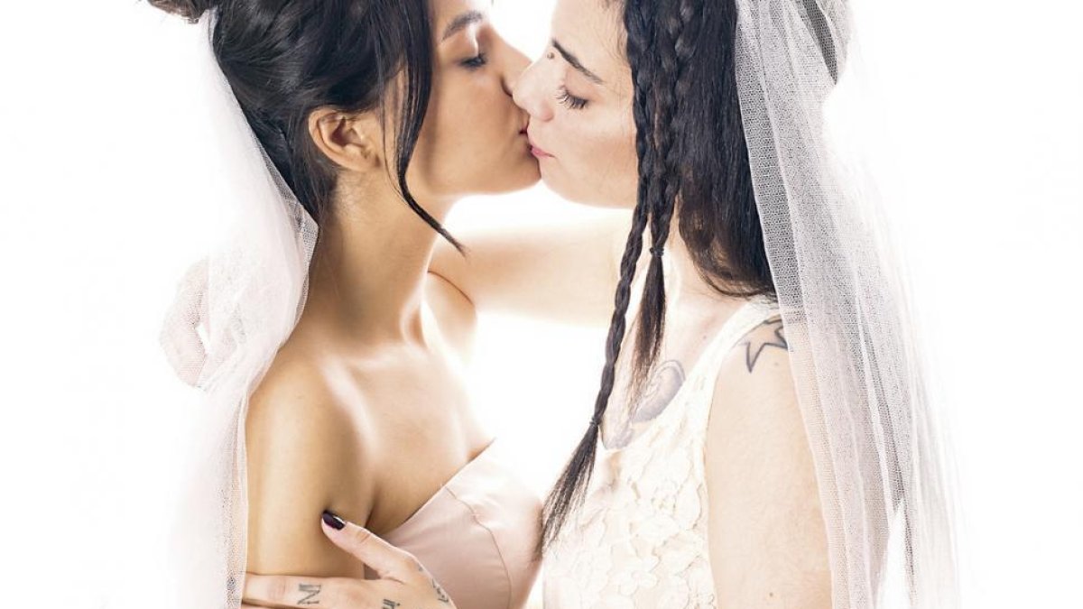 Jimena y Shaza vestidas de novia en una de las imágenes que ofrece Interviú.-INTERVIU