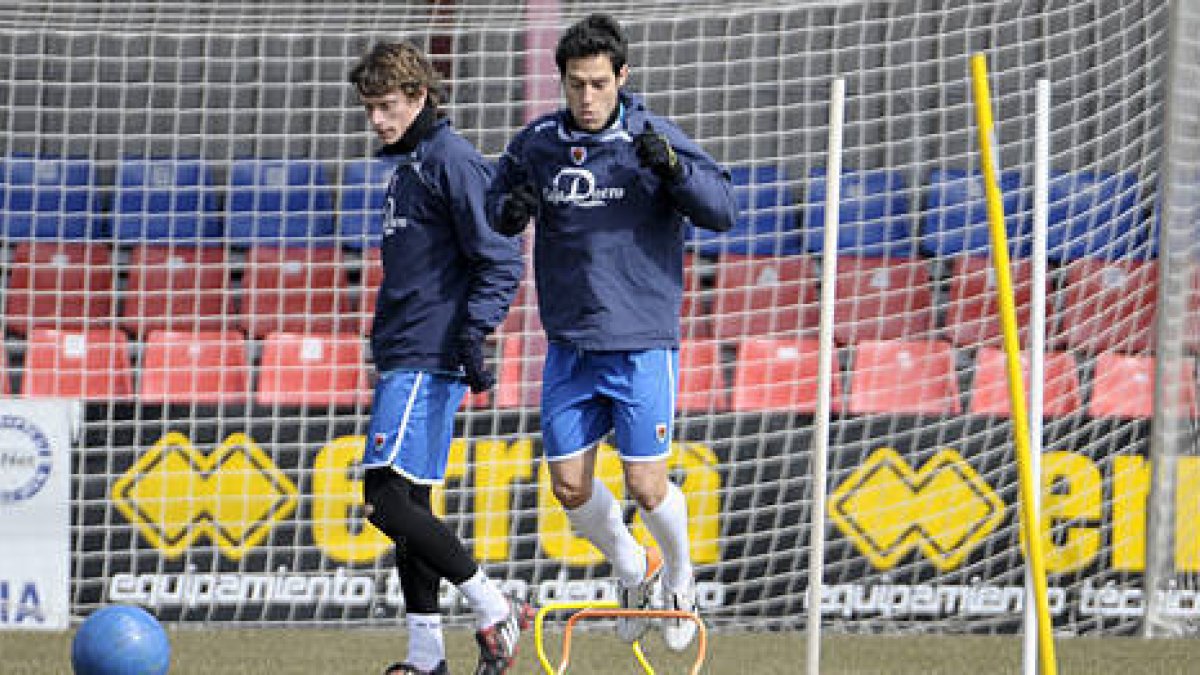 Javier del Pino junto a Nandi durante un entrenamiento en la Ciudad Deportiva. / ÚRSULA SIERRA-