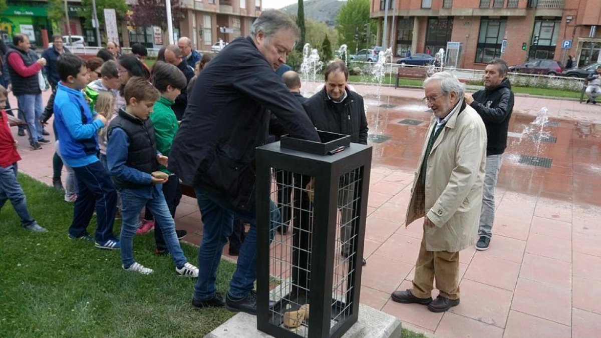 Un participante deposita una de las piedras con mensaje.-TOÑO CARRILLO