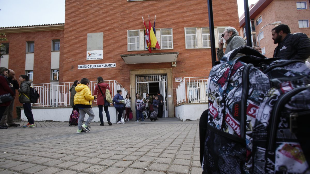 Imagen de archivo de la entrada de un colegio en la capital.-HDS