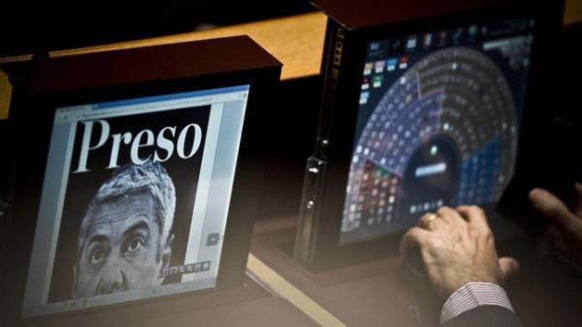 Imagen del exprimer ministro Sócrates en el ordenador de un diputado este miércoles en Lisboa.-Foto: AFP / PATRICIA DE MELO MOREIRA