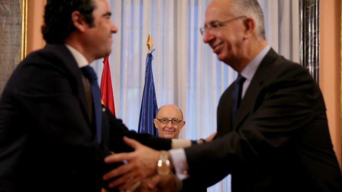El Ministro de Hacienda, Cristóbal Montoro, preside la firma del concierto de Muface con aseguradoras privadas.-JOSÉ LUIS ROCA