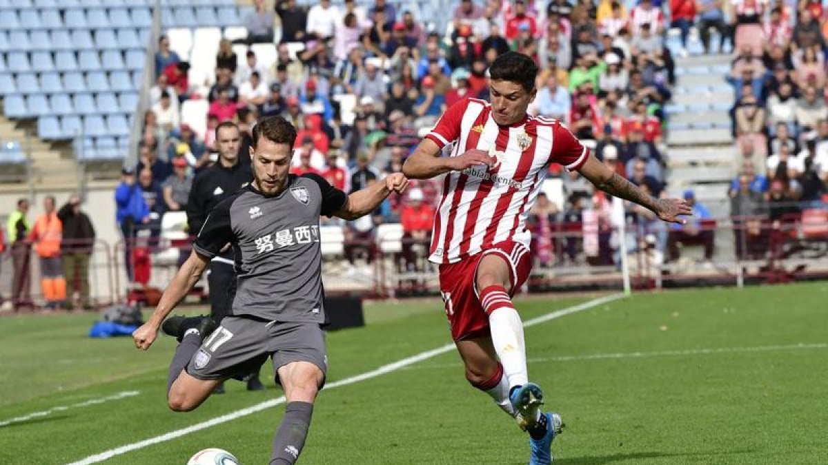 Calero y Darwin Núñez, sancionado esta jornada, en el partido entre Numancia y Almería de la primera vuelta.-Área 11