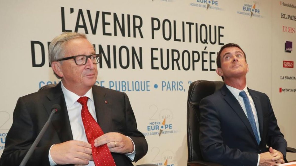 El presidente de la Comisión Europea, Jean-Claude Juncker, con el primer ministro francés, Manuel Valls.-JACQUES DEMARTHON / AFP
