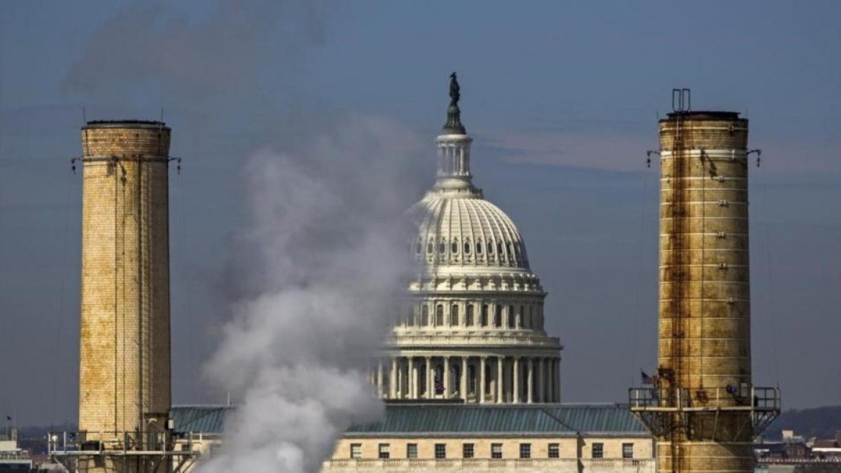 Humo emitido por una fábrica junto al Capitolio en Washington, en el 2014.-EFE / JIM LO SCALZO