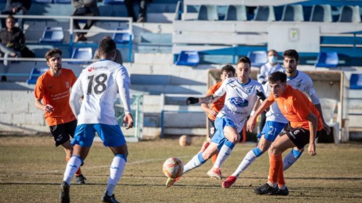 El Almazán fue superior al colista Ciudad Rodrigo. GONZALO MONTESEGURO