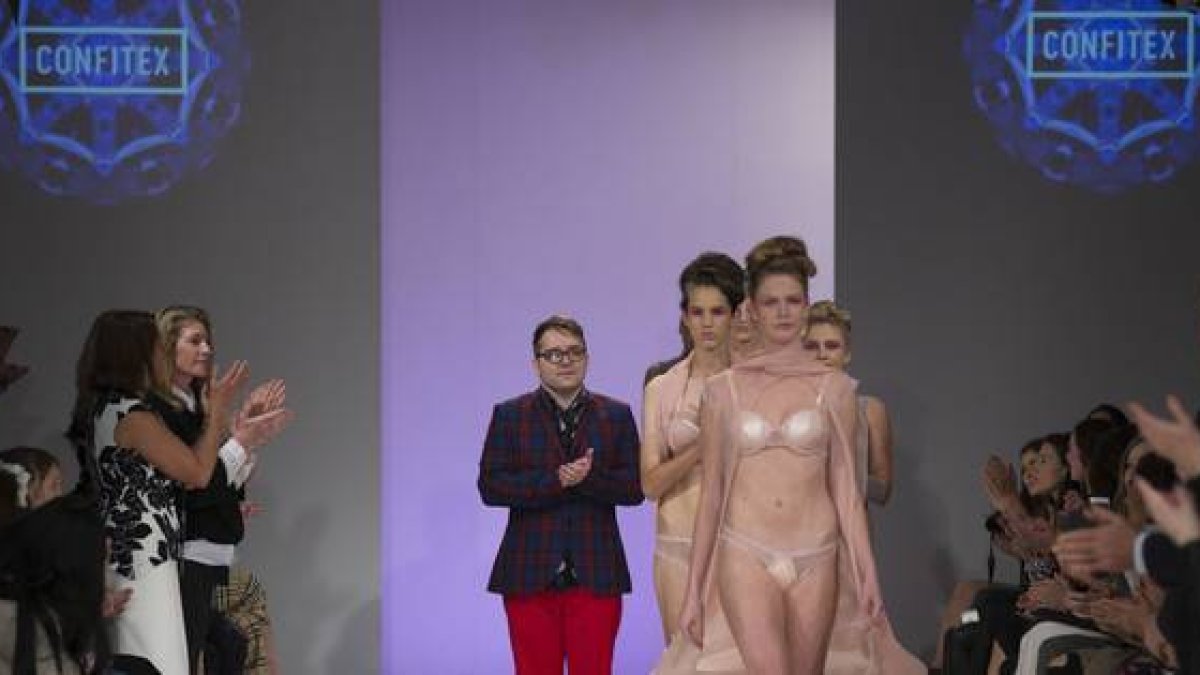 La empresa Confitex, especializada en el diseño de la ropa interior para gente con problemas de vejiga, durante la pasarela de la Semana de la Moda de Nueva Zelanda.-MICHAEL NG