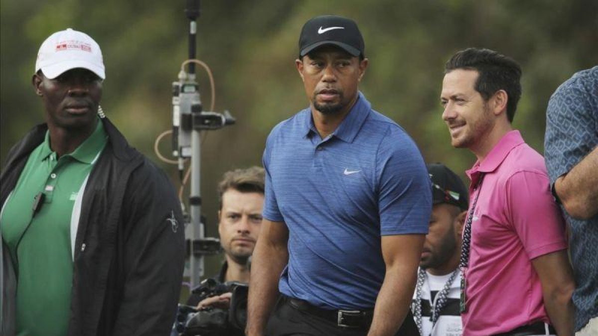 Woods, en un momento de su vuelta en el Dubai Desert Classic.-KAMRAN JEBRELLI / AP