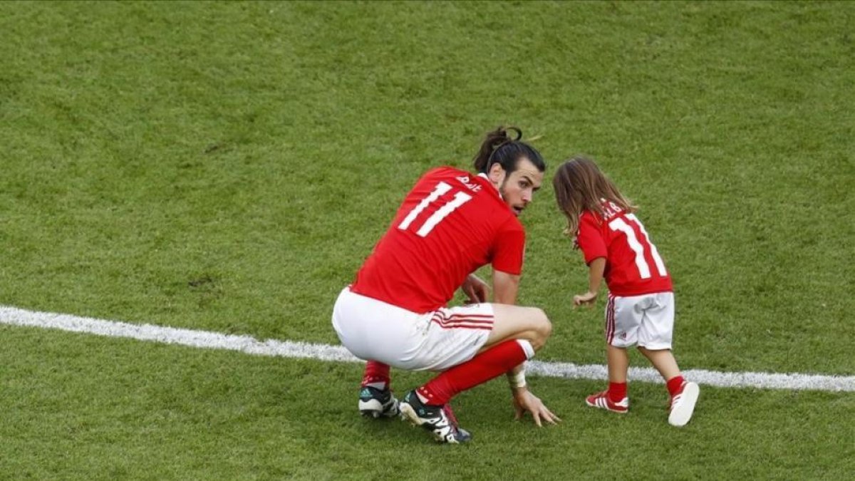 Bale juguetea con su hija Alba en el Parque de los Príncipes de París.-REUTERS / CHRISTIAN HARTMANN