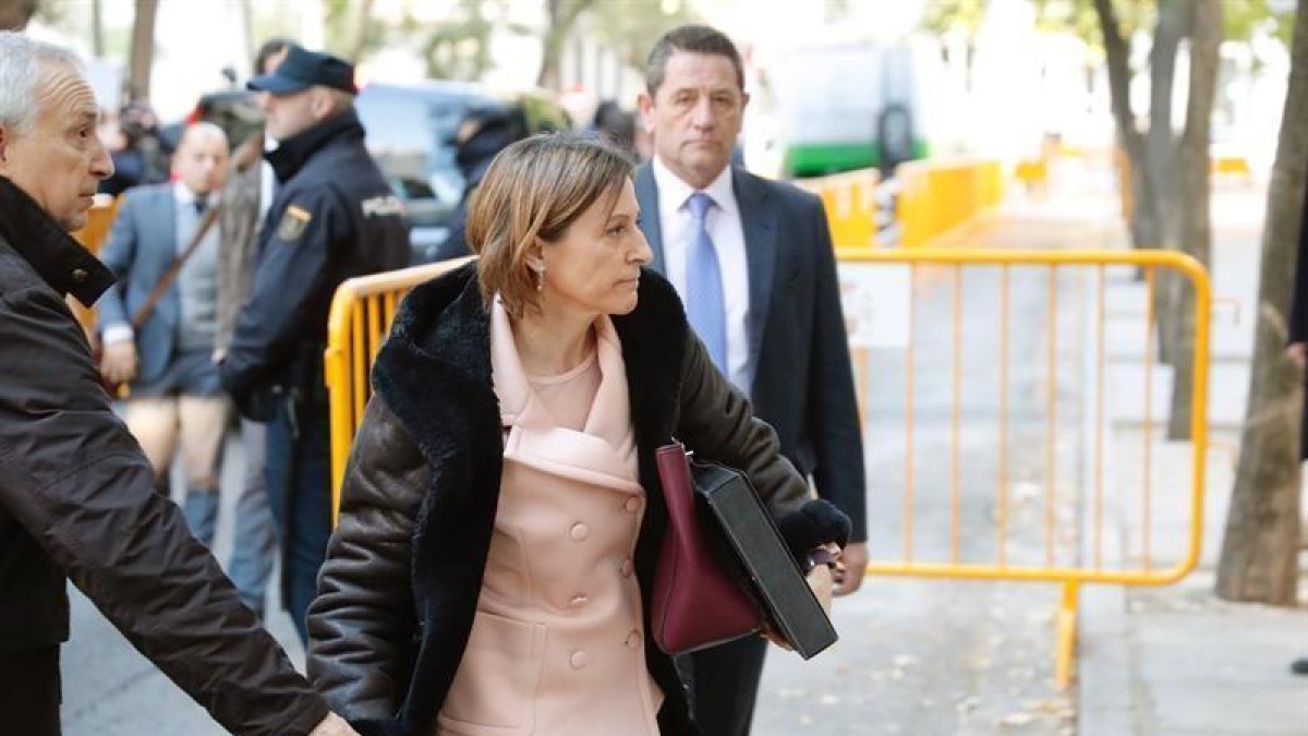 La presidenta del Parlament, Carme Forcadell, a su llegada hoy al Tribunal Supremo donde el juez Pablo Llarena la interrogará hoy junto a cinco miembros de la Mesa de la Cámara por la declaración unilateral de independencia de Cataluña-EFE