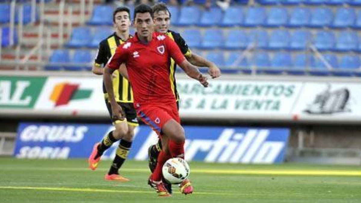 El central del Numancia, Juanma Marrero. / VALENTÍN GUISANDE-