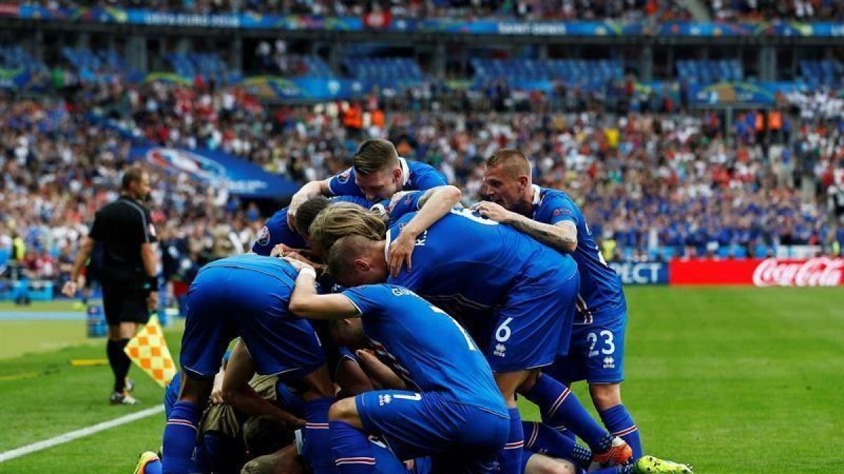 La selección de islandia desata su euforia en uno de sus goles frente a Austria.-EFE