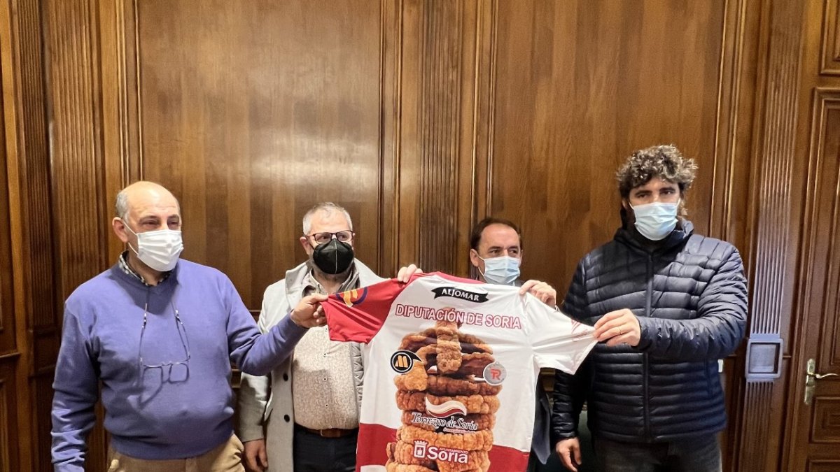 Los representantes de las dos entidades tras la firma del convenio de Diputación con el Río Duero. HDS