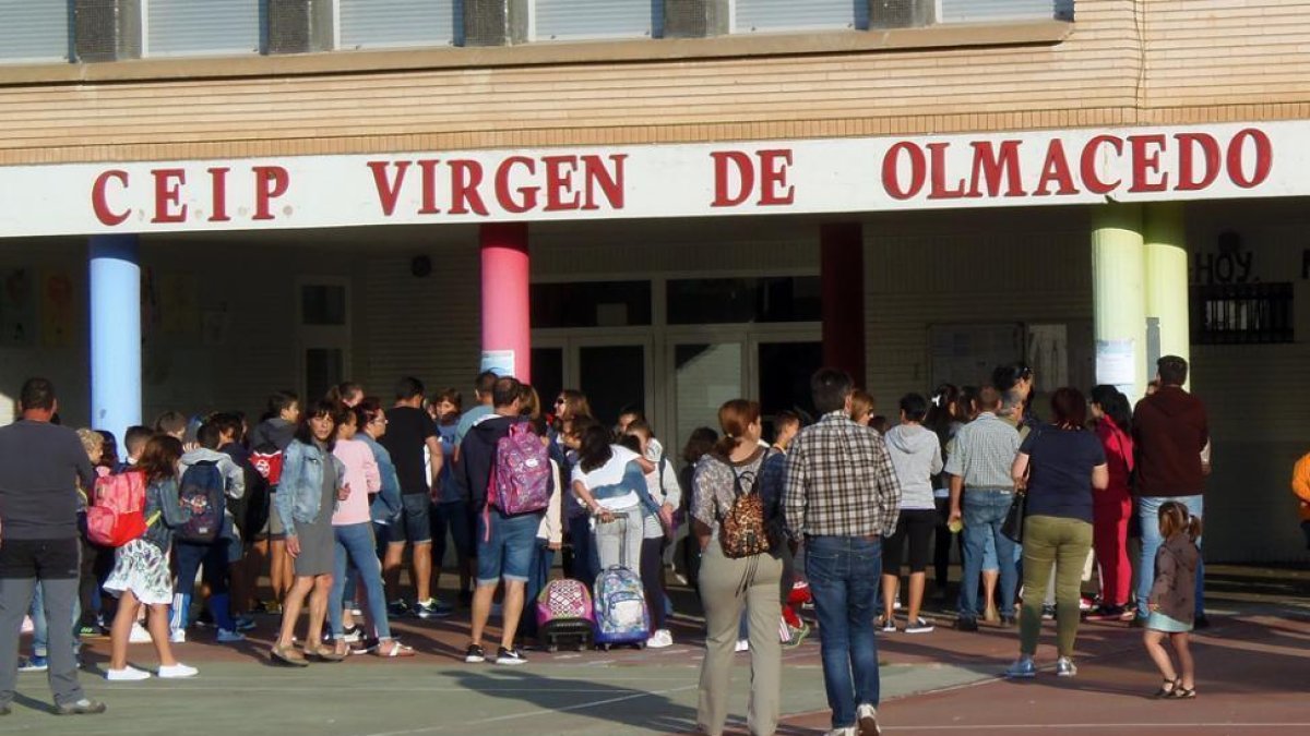 Alumnos de Ólvega a la entrada del colegio Virgen de Olmacedo en una imagen de archivo. HDS