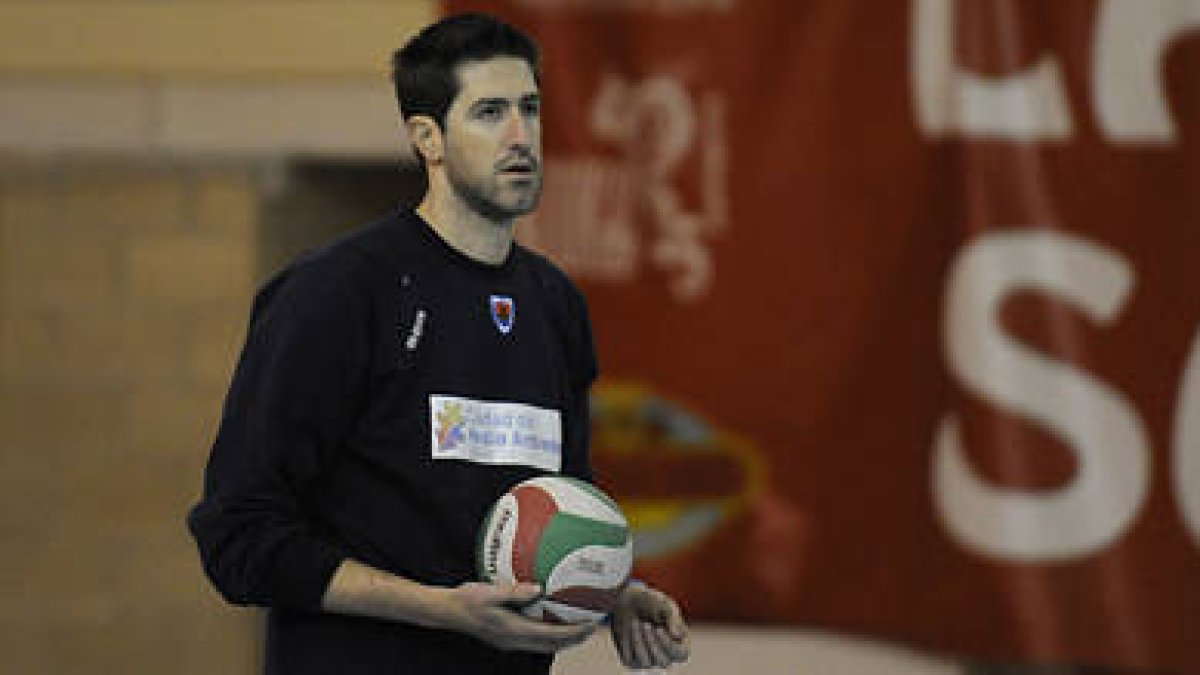 Moltó espera que la afición rojilla les guie hacia la victoria ante Teruel. / V. Guisande-