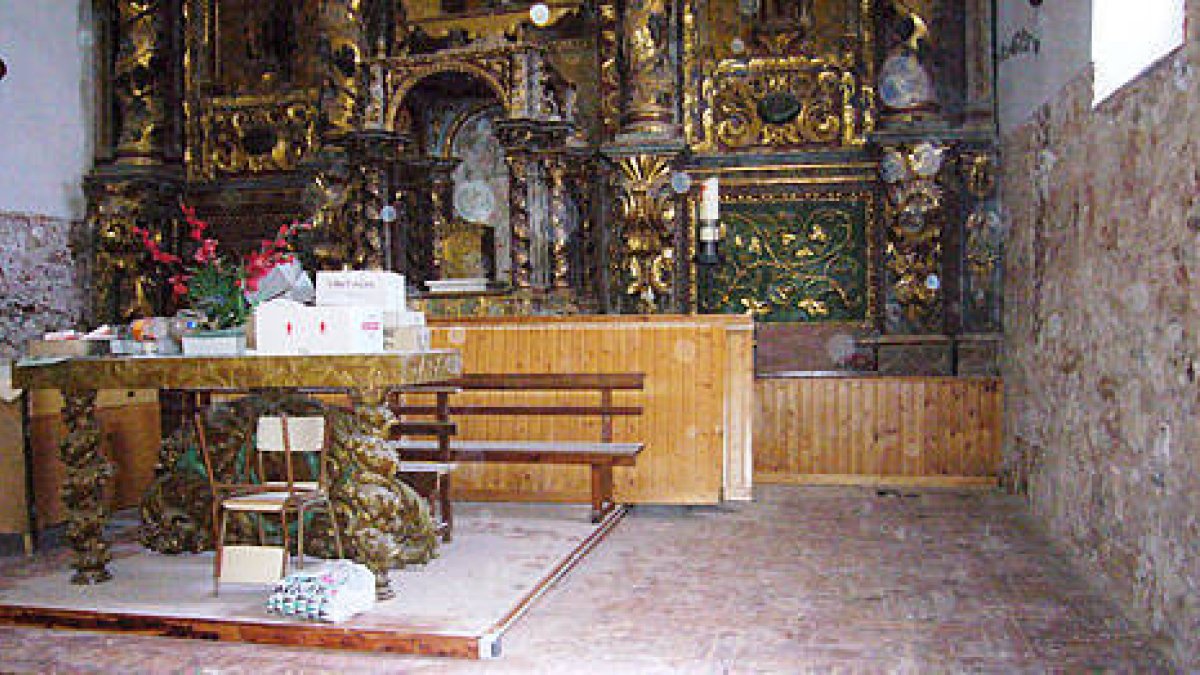 Estado actual del interior de la iglesia con las paredes picadas. / J. R. R.-