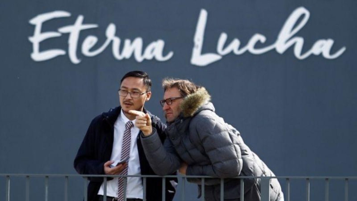 Tony Adams observa un entrenamiento del Granada junto a uno de los miembros de la empresa propietaria del club.-