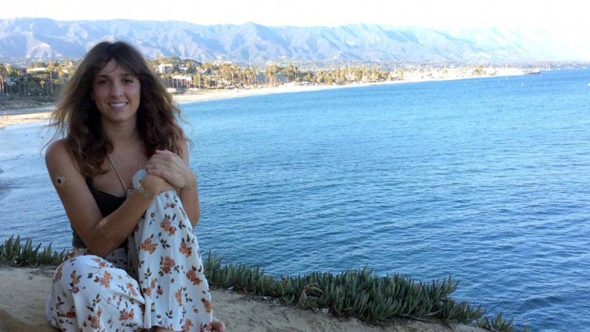 Paula Fernández posa delante de una de las playas de Santa Bárbara.-EL MUNDO