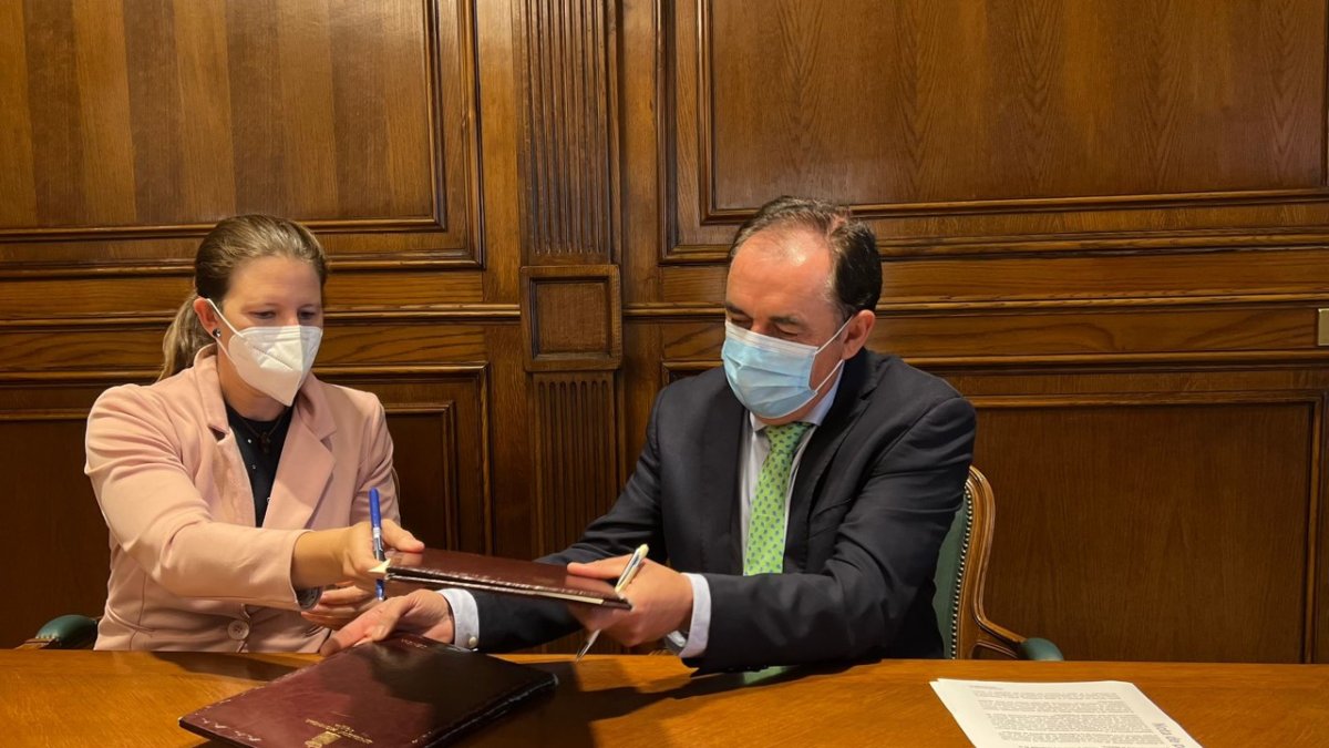 Edurne Orte y Benito Serrano en la firma del convenio para respaldar el cross de Soria. HDS