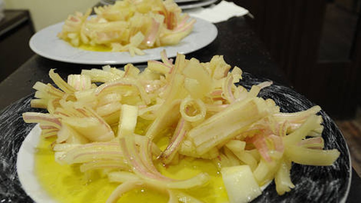 Plato de cardo rojo de áreda . / VALENTÍN GUISANDE-