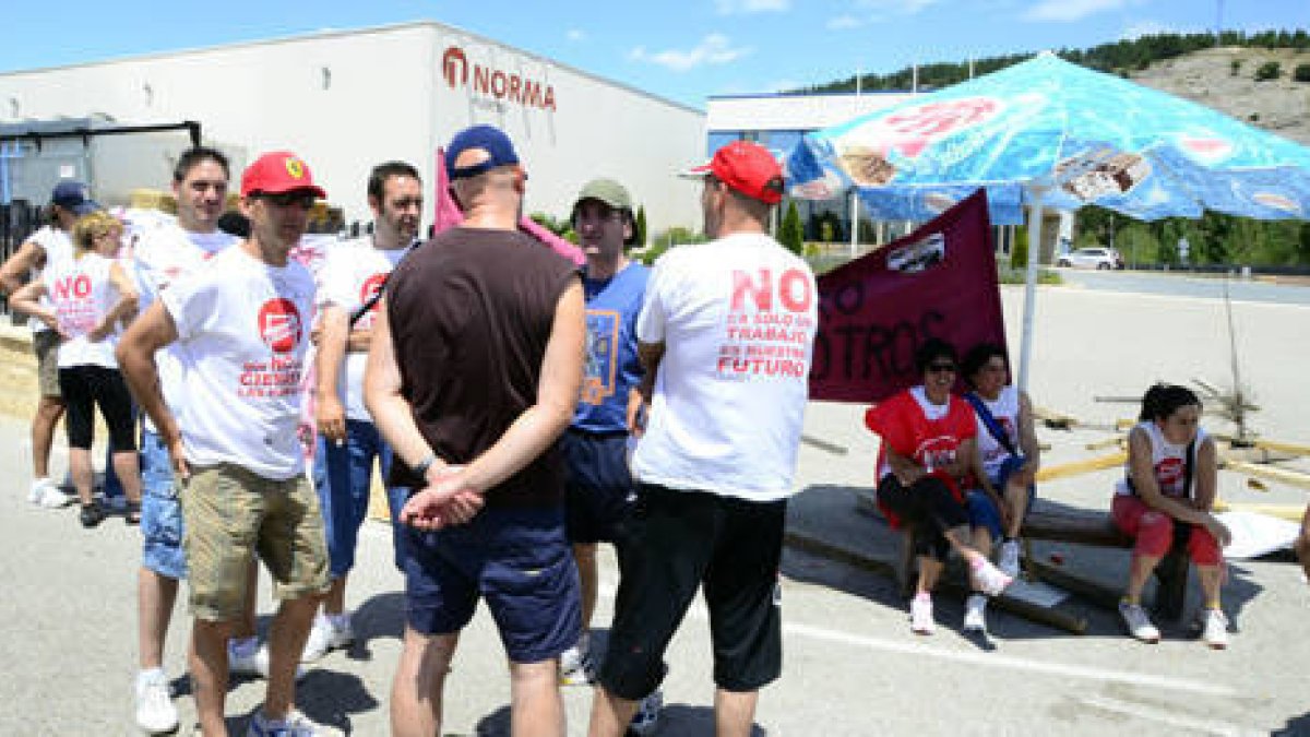 Tr abajadores de Norma en una protesta ante la fábrica. / A.M.-