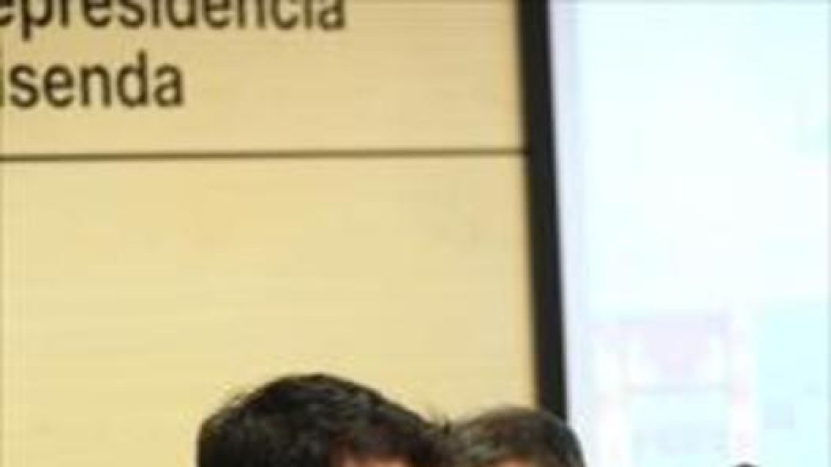 Pere Aragonès (izquierda) y Oriol Junqueras, ayer, durante la presentación del informe de la economía catalana.-DANNY CAMINAL