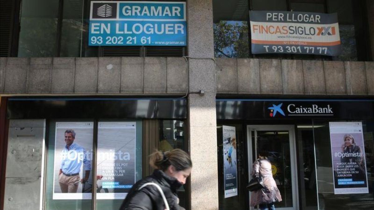 Carteles de pisos en alquiler.-ELISENDA PONS