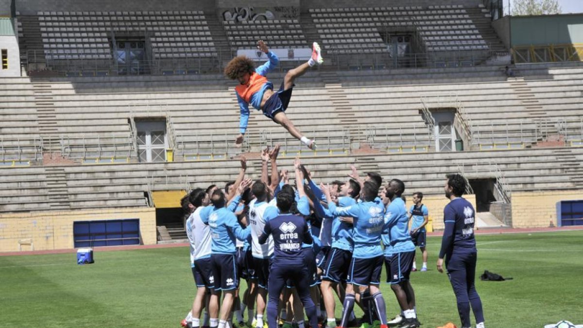 Ali Al-Nemer era manteado por sus compañeros a la finalización del entrenamiento.-Valentín Guisande