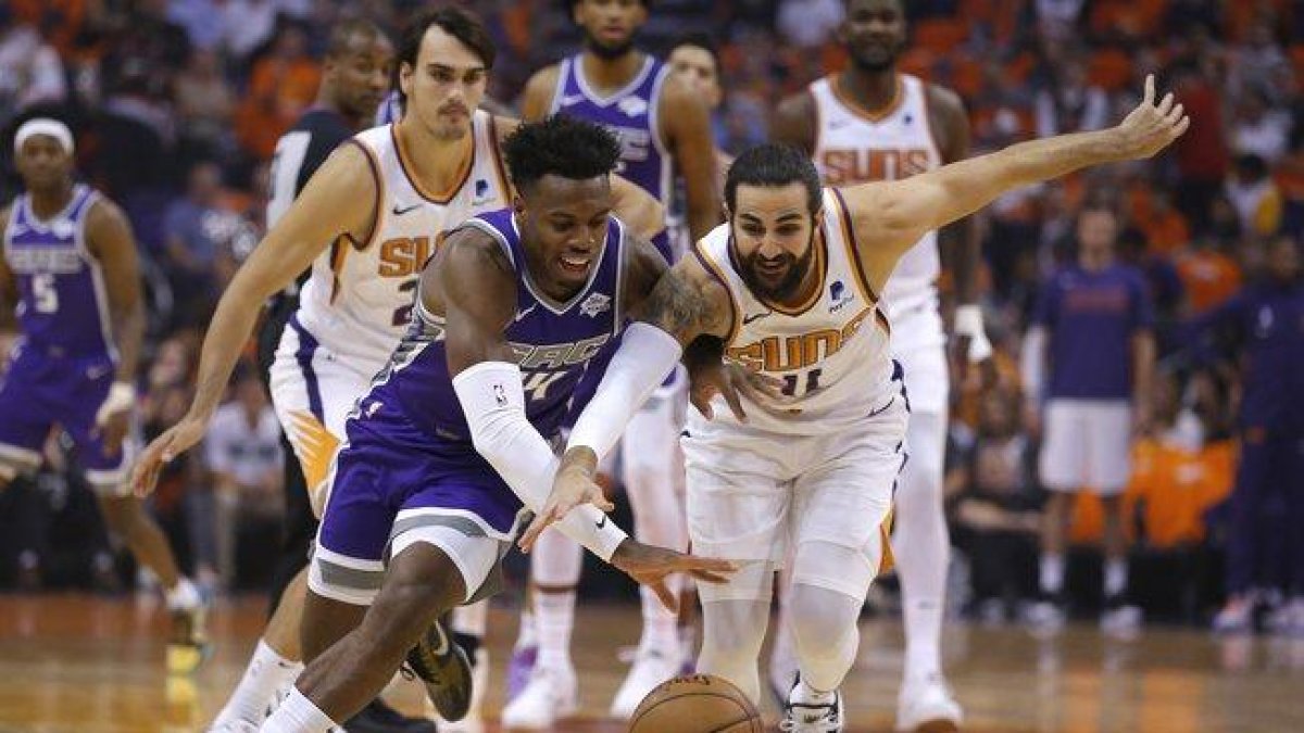 Ricky Rubio pelea por el control del balón con Buydde Hield.-AP PHOTO / RICK SCUTERI