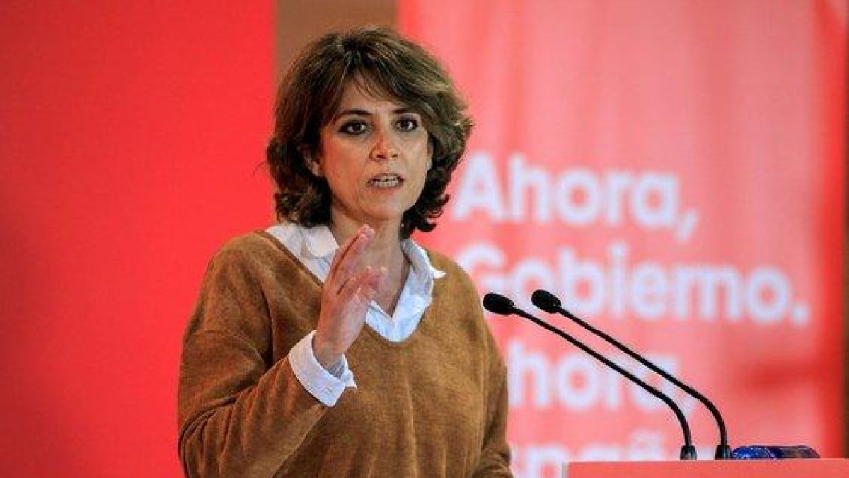 La ministra de Justicia en funciones, Dolores Delgado, durante su intervención en un mitin en la localidad de la Felguera (Langreo).-EFE