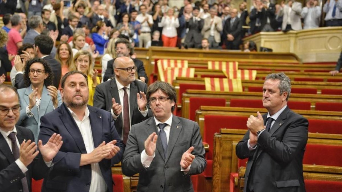 El bloque soberanista aplaude la aprobación de la ley del referéndum, el 6 de septiembre pasado.-FERRAN SENDRA
