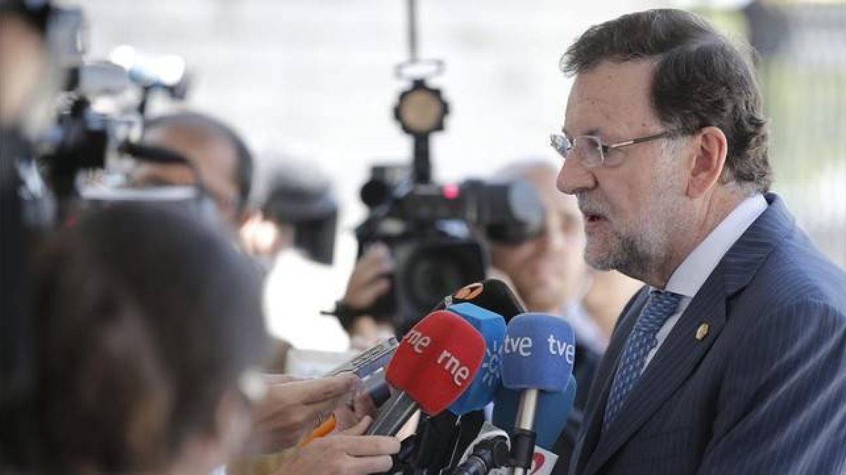 El presidente del Gobierno, Mariano Rajoy, atiende a los medios, este jueves a su llegada a Bruselas.-Foto: EFE / JULIEN WARNARD