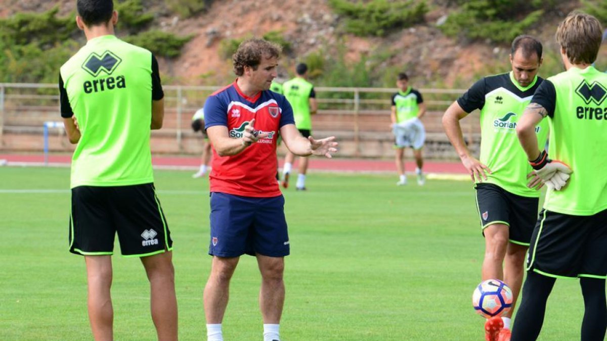 Arrasate da indicaciones a sus jugadores en un entrenamiento de esta semana.-Álvaro Martínez