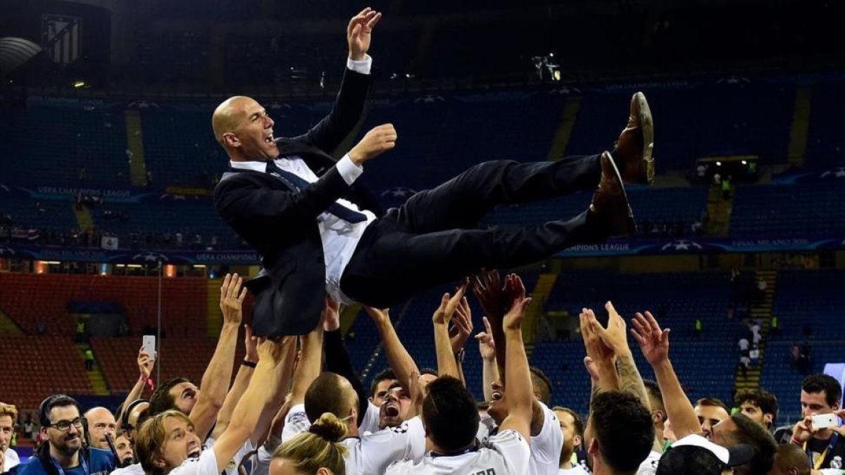 El manteo de Zidane tras ganar la Champions para el Madrid en Kiev.-PIERRE-PHILIPPE MARCOU