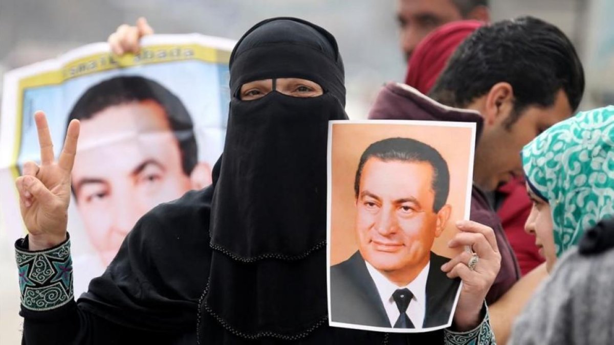Una mujer celebra fuera del tribunal la absolución de Hosni Mubarak.-MOHAMED ABD EL GHANY