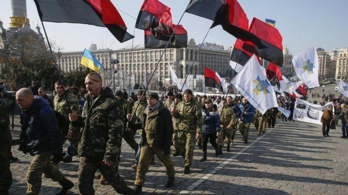 Veteranos del Ejército y civiles participan en la llamada Marcha de los Patriotas, en el tercer aniversario de la escalada de violencia en la plaza Maidan, en Kiev, este lunes.-EFE / SERGEY DOLZHENKO