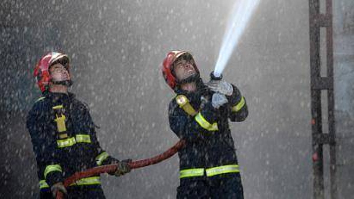 Bomberos de Soria, en una imagen de archivo. VALENTÍN GUISANDE-