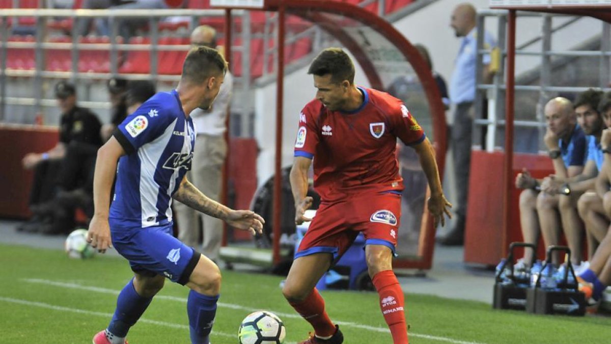 Manu del Moral podría ser la referencia ofensiva rojilla ante el Huesca.-VALENTÍN GUISANDE