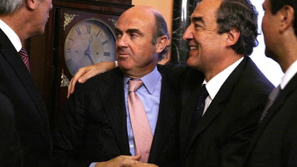 El ministro de Economía, Luis de Guindos, junto al presidente de CEOE, Juan Rosell, en una imagen de archivo.-AGUSTÍN CATALÁN