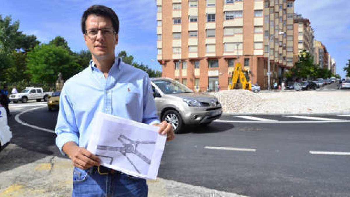 Tomás Cabezón, ayer, en la rotonda situada en la parte alta delPaseo del Espolón. / ÁLVARO MARTÍNEZ-