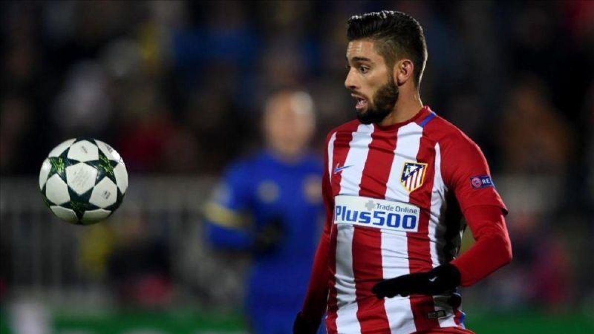 Yannick Ferreira Carrasco controla el balón durante el partido contra el Rostov del miércoles pasado.-AFP / KIRILL KUDRYAVTSEV
