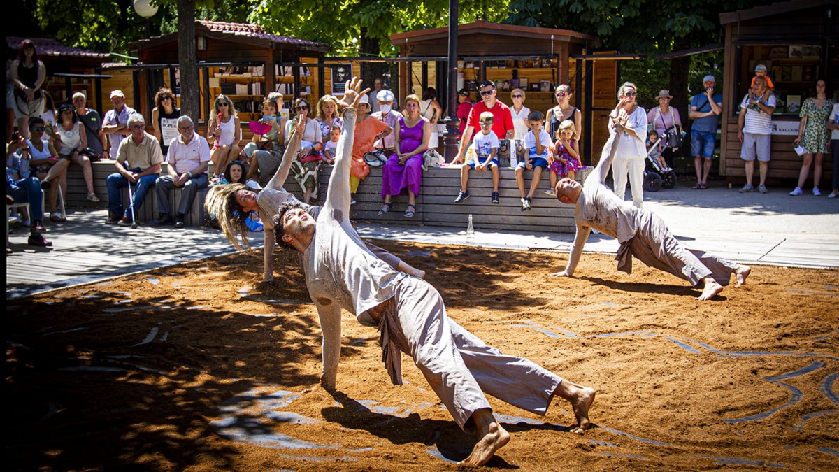 Un momento de la inauguración de la Feria Expoesía, ayer. MARIO TEJEDOR