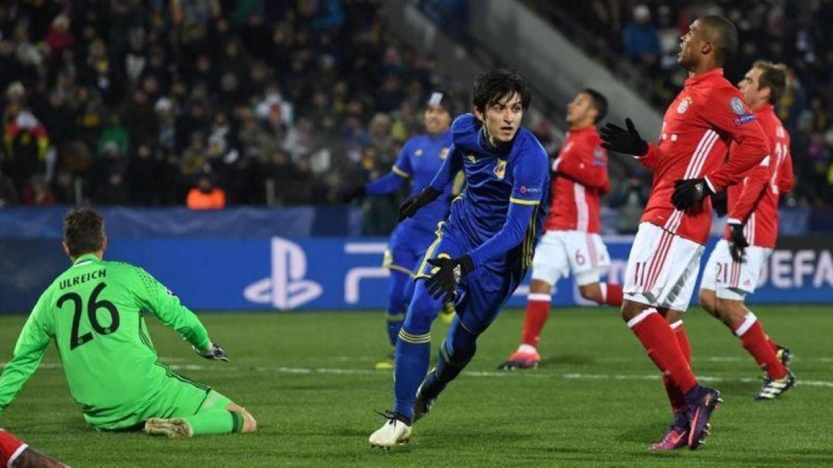 Azmoun celebra su gol, el primero del Rostov, ante los defensas y el portero del Bayern.-AFP / KIRILL KUDRYAVTSEV