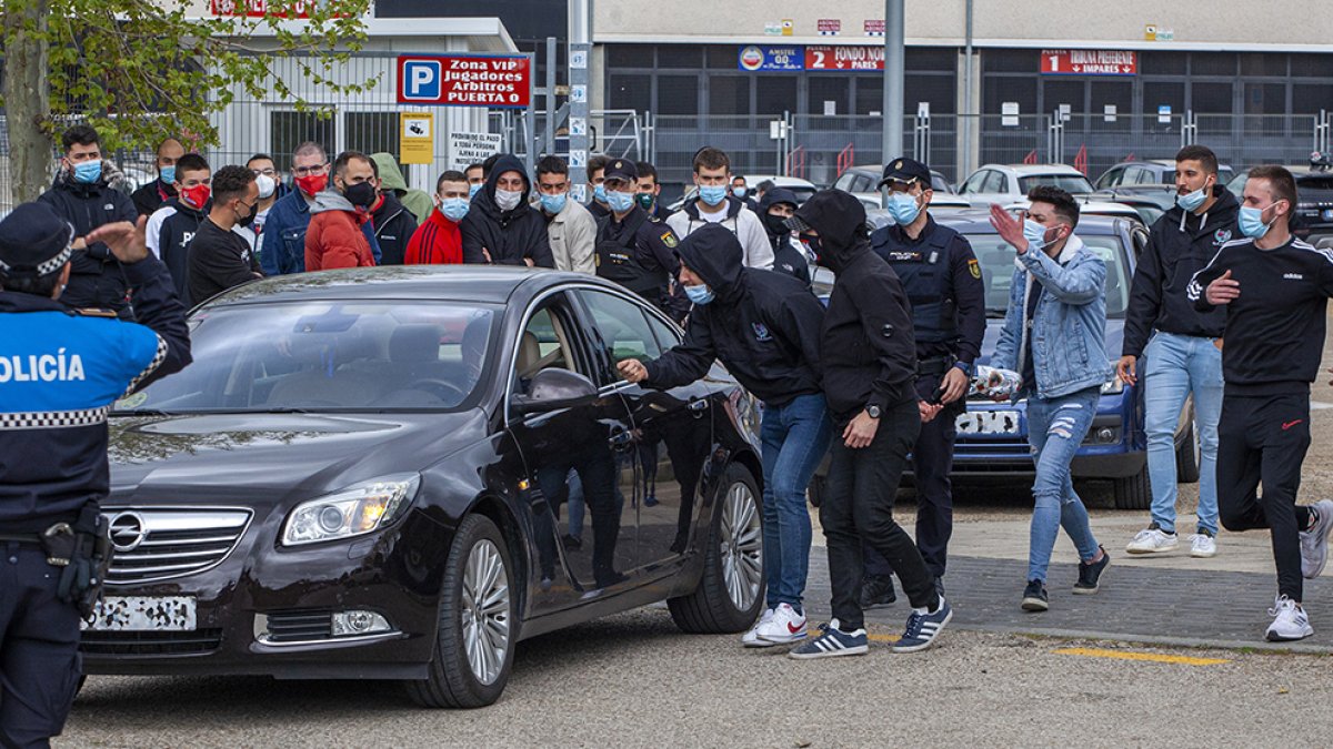Los incidentes del domingo podrían tener consecuencias con la expulsión de varios aficionados del campo. M. TEJEDOR