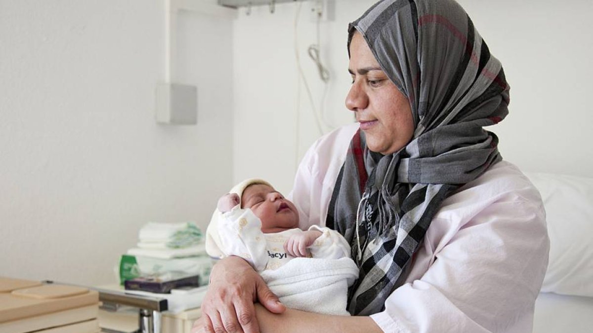 Samira, ayer, junto a su tercera hija: la recién nacida Marwa.-DIEGO MAYOR